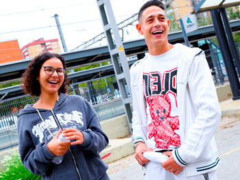 LIGAR EN LA CALLE con jovencitas. ¡Le tendemos una trampa a Lily Morena! ¿Se follará al chico que acaba de conocer en el metro? ;))